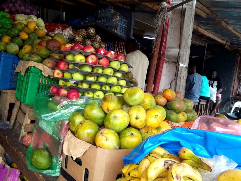 Étal de fruits sur un marché en Côte d'Ivoire